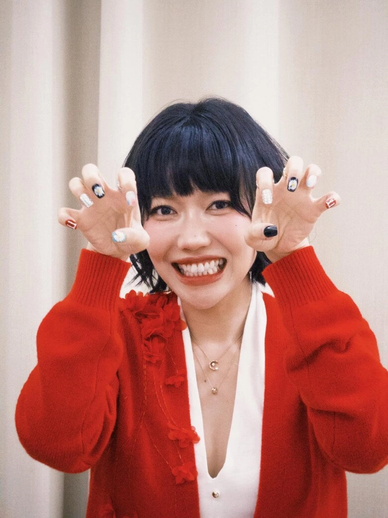 Gu ăn mặc tinh giản của diệu nhi từ sánh bước bên chồng đến đi đu idol đến áp dụng được - 4