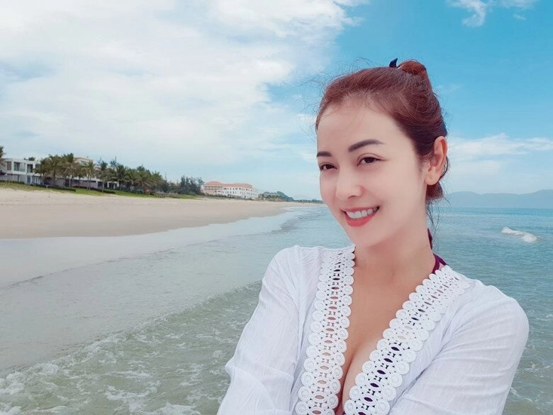 Gu thời trang đi biển của hoa hậu bốn con jennifer phạm luôn được khen tinh tế chỉ thông qua một chi tiết nhỏ - 3