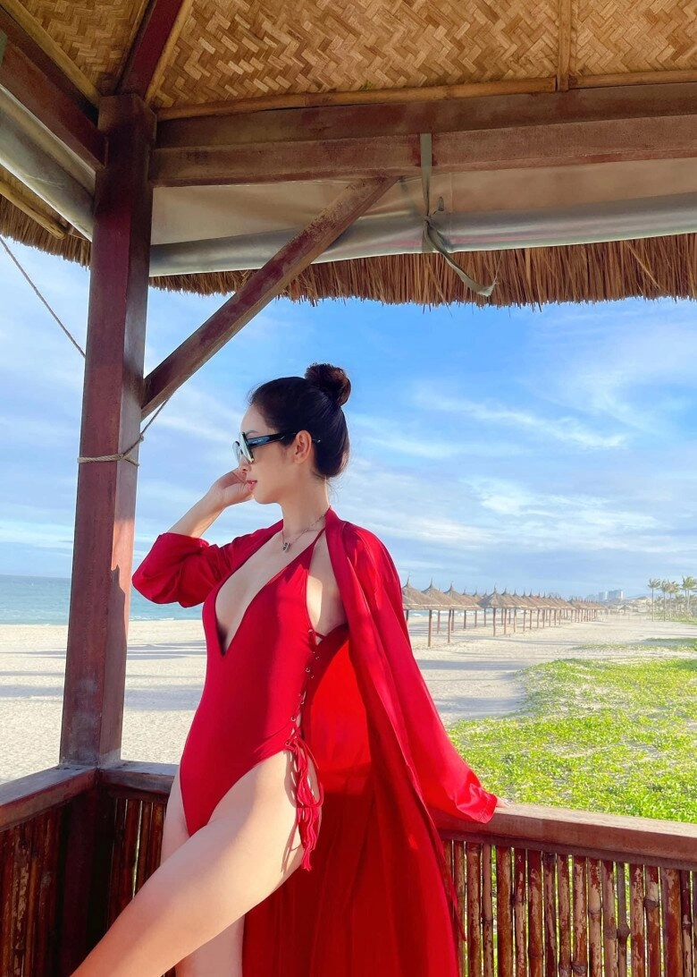 Gu thời trang đi biển của hoa hậu bốn con jennifer phạm luôn được khen tinh tế chỉ thông qua một chi tiết nhỏ - 4