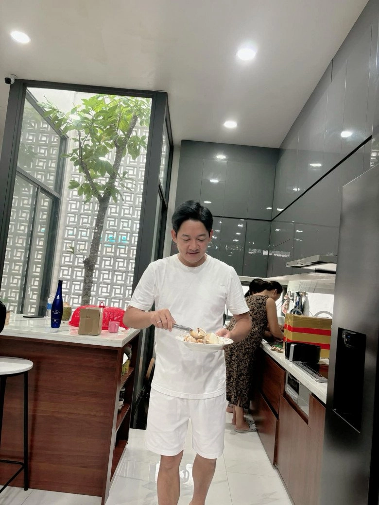 Hải băng vô tư ngồi cụng ly với chị em nhìn cảnh bố 4 con thành đạt trong bếp ai cũng phục - 2