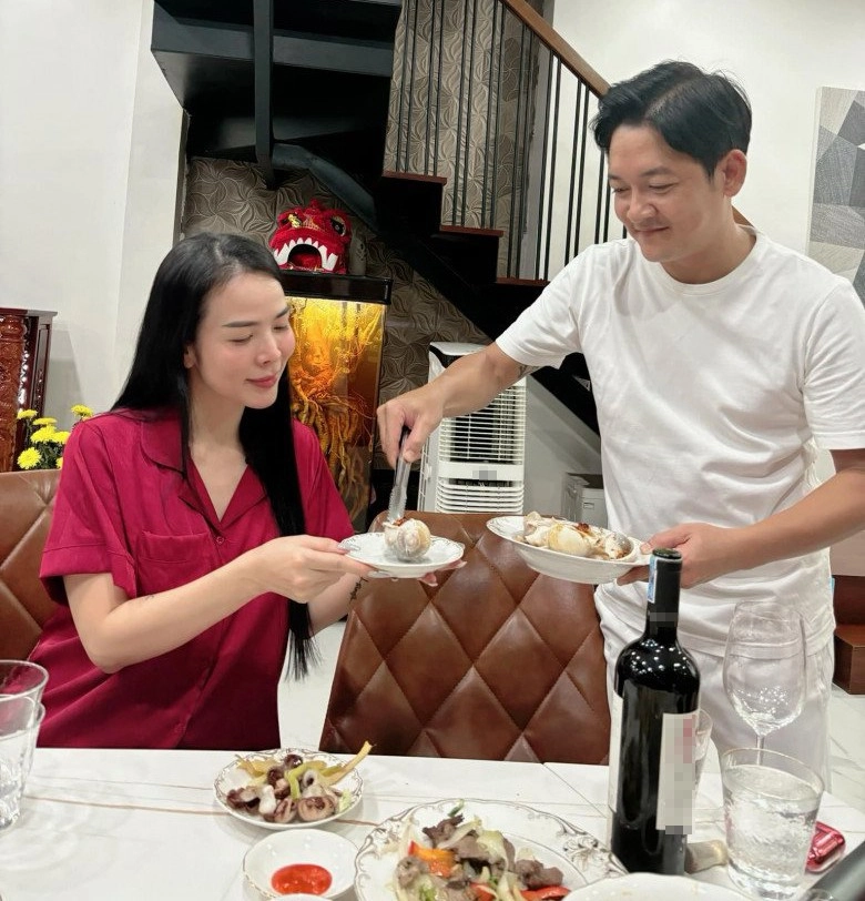 Hải băng vô tư ngồi cụng ly với chị em nhìn cảnh bố 4 con thành đạt trong bếp ai cũng phục - 3