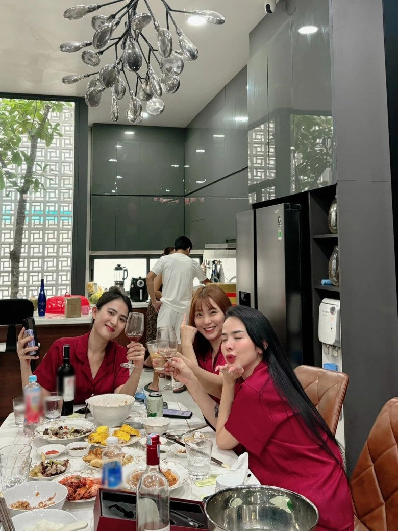 Hải băng vô tư ngồi cụng ly với chị em nhìn cảnh bố 4 con thành đạt trong bếp ai cũng phục - 1