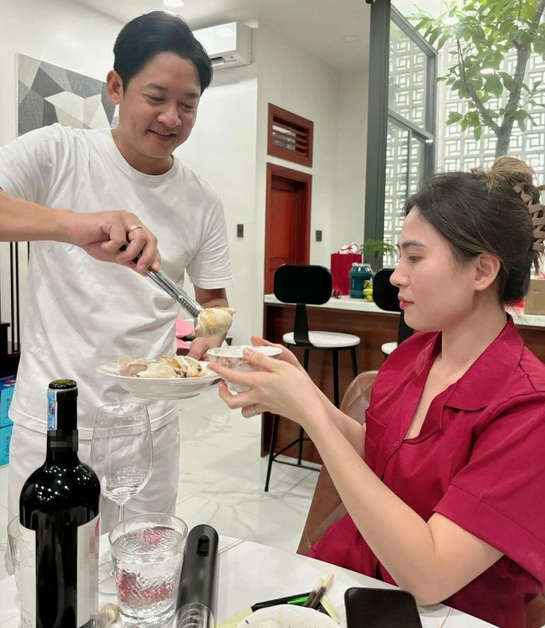 Hải băng vô tư ngồi cụng ly với chị em nhìn cảnh bố 4 con thành đạt trong bếp ai cũng phục - 4