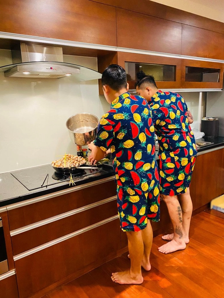 Hải băng vô tư ngồi cụng ly với chị em nhìn cảnh bố 4 con thành đạt trong bếp ai cũng phục - 6