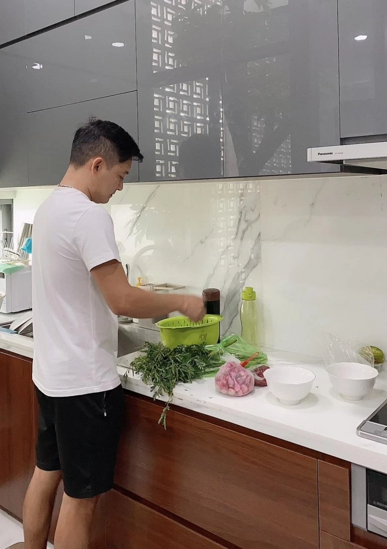 Hải băng vô tư ngồi cụng ly với chị em nhìn cảnh bố 4 con thành đạt trong bếp ai cũng phục - 14