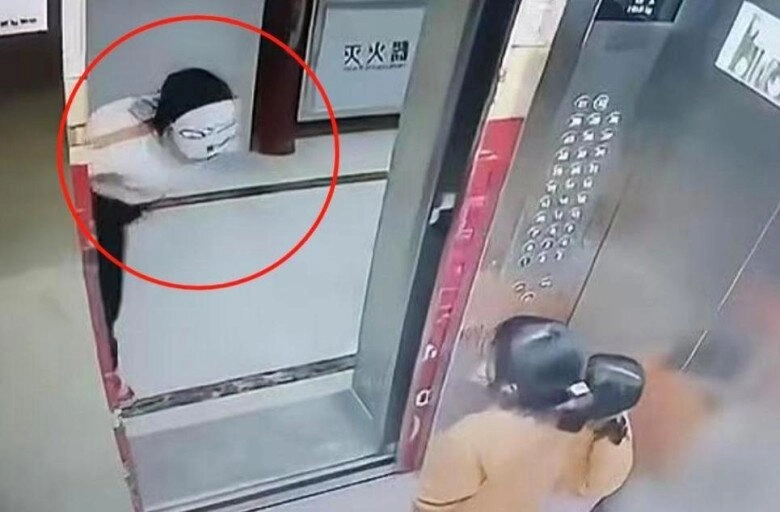 Hai bé gái bị một người phụ nữ đeo mặt nạ đe doạ trong thang máy và cái kết đau lòng - 5