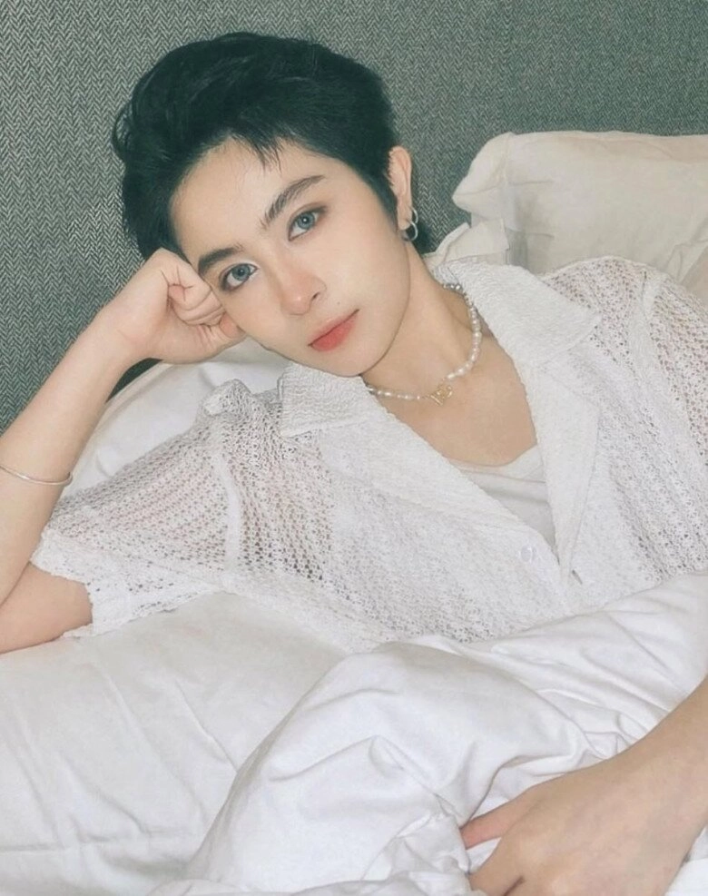 Hai chị đẹp lộ hint quen tình trẻ kém 11 tuổi gu ăn mặc trái ngược độ trẻ trung cứ như ăn thịt đường tăng - 5