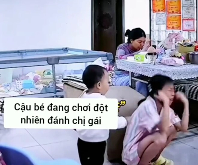 Hai chị em đánh nhau mẹ phản ứng khác biệt nhưng được khen thông minh nhiều người vội vào học hỏi - 1