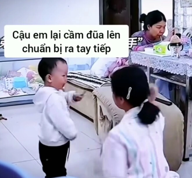 Hai chị em đánh nhau mẹ phản ứng khác biệt nhưng được khen thông minh nhiều người vội vào học hỏi - 3