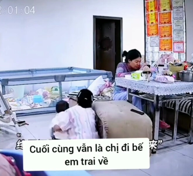 Hai chị em đánh nhau mẹ phản ứng khác biệt nhưng được khen thông minh nhiều người vội vào học hỏi - 7