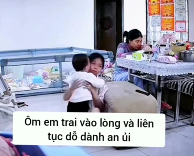 Hai chị em đánh nhau mẹ phản ứng khác biệt nhưng được khen thông minh nhiều người vội vào học hỏi - 8