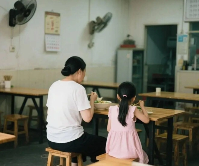 Hai mẹ con ăn một bát mì trong cửa hàng vừa rời đi chủ quán tiên tri một câu về tương lai của người mẹ - 1