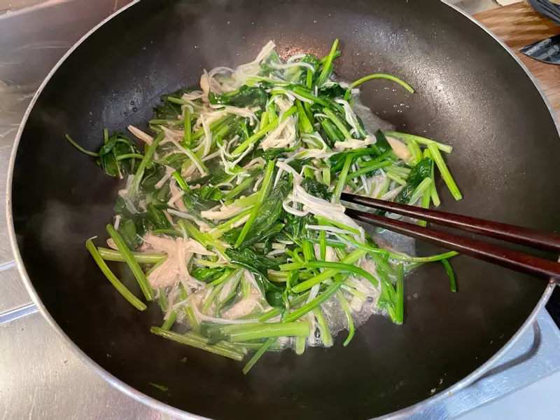 Hai rau này xào chung với nhau ăn ngon chẳng cần đến thịt vừa dễ nấu lại tốt cho gan - 2