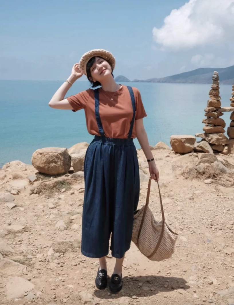 Hải tú đi biển không mặc bikini vẫn gây sốt - 2