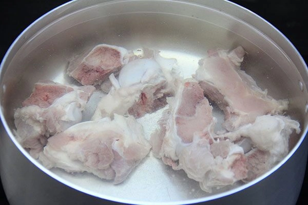 Hầm xương nhất định phải cho 3 gia vị này nước càng trong ngọt thơm nức mũi đem nấu gì cũng ngon - 2