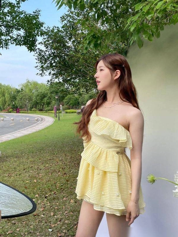 Hè này không cần mua nhiều 6 món đồ must-have giúp bạn mặc gì cũng trẻ xinh tỏa sáng mọi lúc mọi nơi - 10