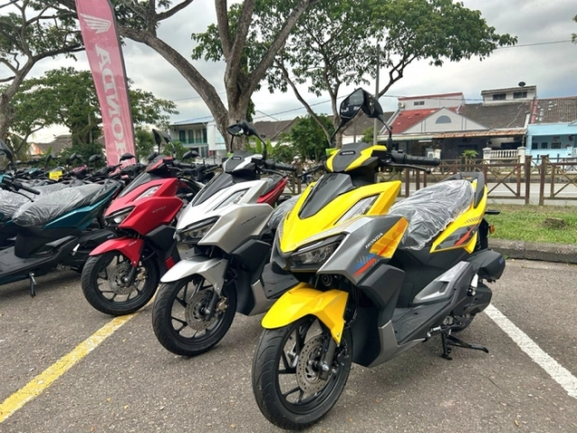 Hình ảnh thực tế của honda vario 160 2025 vừa về đại lý ấn tượng nhất vẫn là phiên bản màu vàng - 3