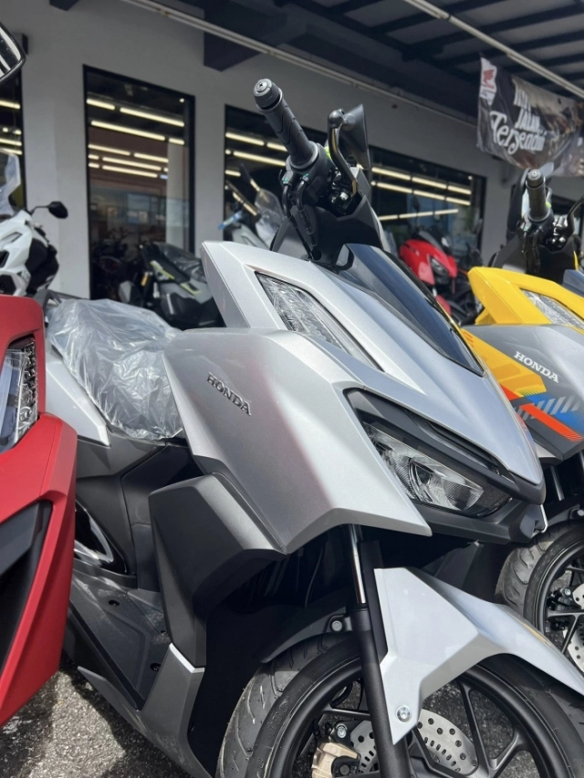 Hình ảnh thực tế của honda vario 160 2025 vừa về đại lý ấn tượng nhất vẫn là phiên bản màu vàng - 8
