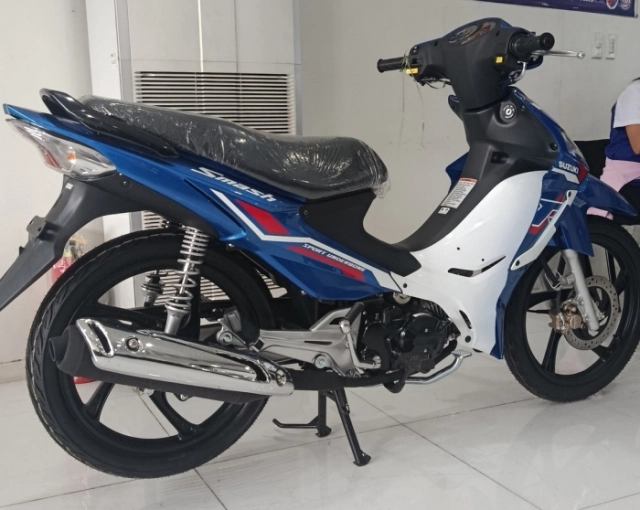 Hình ảnh thực tế của suzuki smash carb 2025 tại đại lý - nổi bật với phong cách thể thao - 1