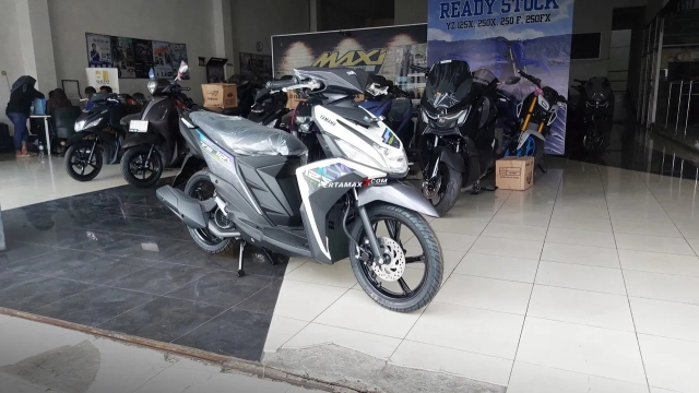 Hình ảnh thực tế của yamaha mio m3 125 2025 tại đại lý nhỏ gọn bóng bẩy và đầy cuốn hút - 3
