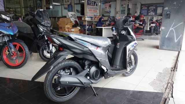 Hình ảnh thực tế của yamaha mio m3 125 2025 tại đại lý nhỏ gọn bóng bẩy và đầy cuốn hút - 4