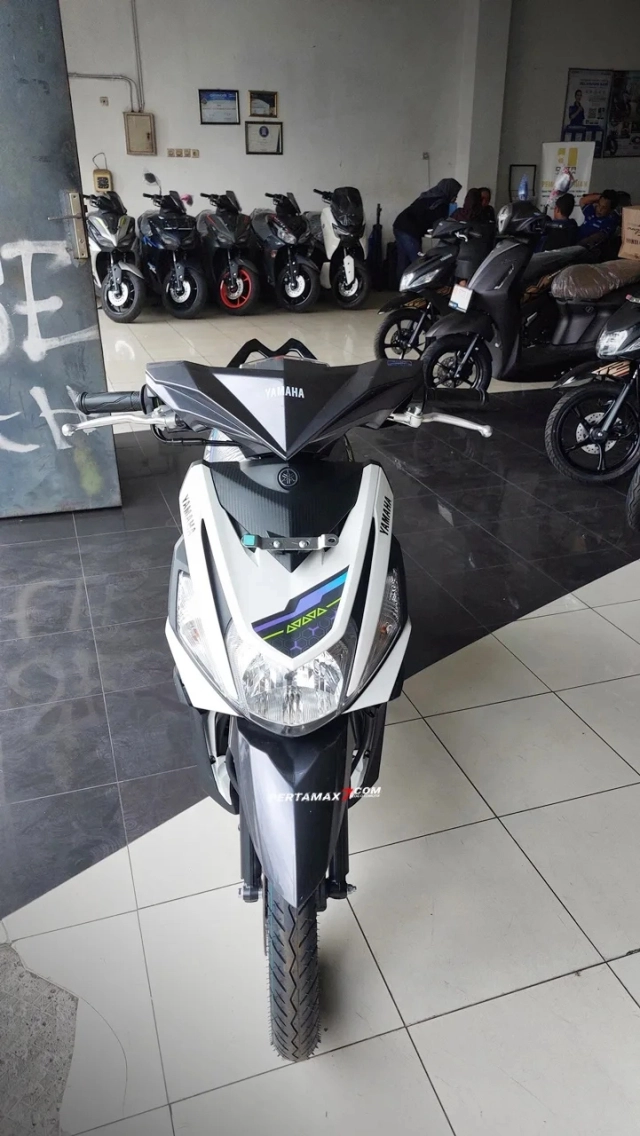 Hình ảnh thực tế của yamaha mio m3 125 2025 tại đại lý nhỏ gọn bóng bẩy và đầy cuốn hút - 7