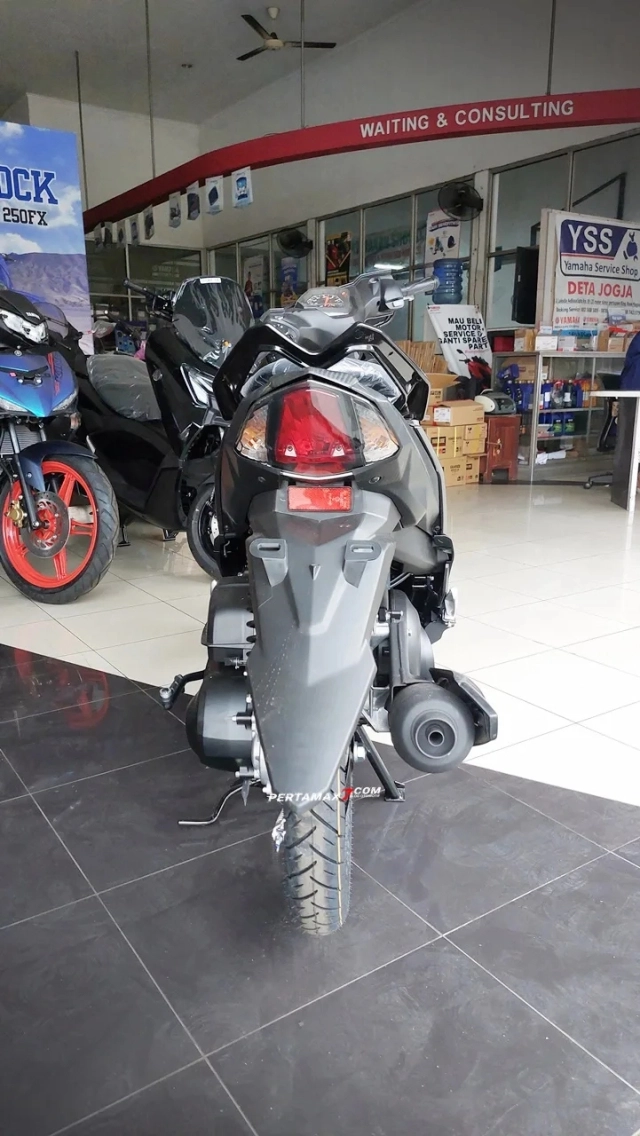 Hình ảnh thực tế của yamaha mio m3 125 2025 tại đại lý nhỏ gọn bóng bẩy và đầy cuốn hút - 8