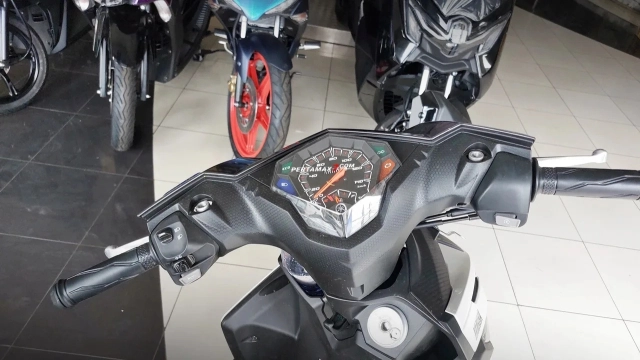 Hình ảnh thực tế của yamaha mio m3 125 2025 tại đại lý nhỏ gọn bóng bẩy và đầy cuốn hút - 9