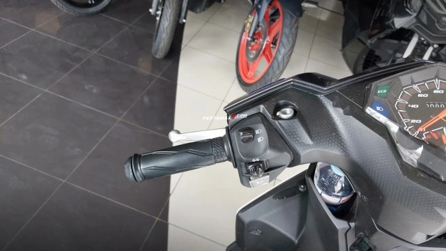 Hình ảnh thực tế của yamaha mio m3 125 2025 tại đại lý nhỏ gọn bóng bẩy và đầy cuốn hút - 12