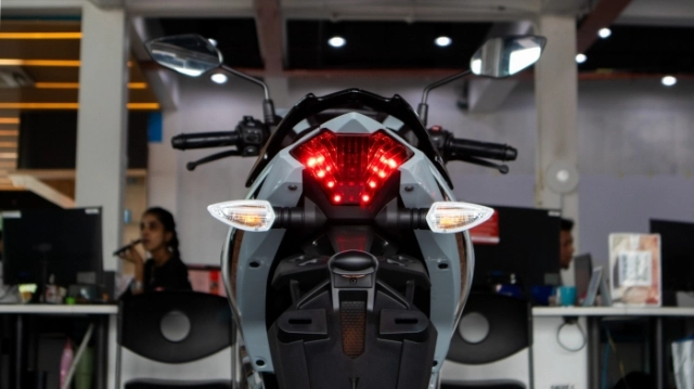 Hình ảnh thực tế của yamaha y15zr se 2025 tại đại lý có giao diện mới đẹp ngoài sức tưởng tượng - 8