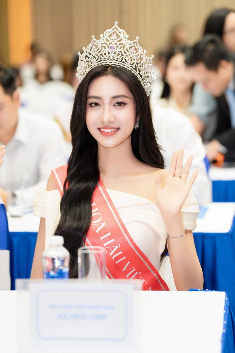 Hoa hậu 2k4 diện váy xẻ ngực lần đầu diễn thời trang sau đăng quang netizen xem 100 lần chưa thấy cuốn chỗ nào - 4