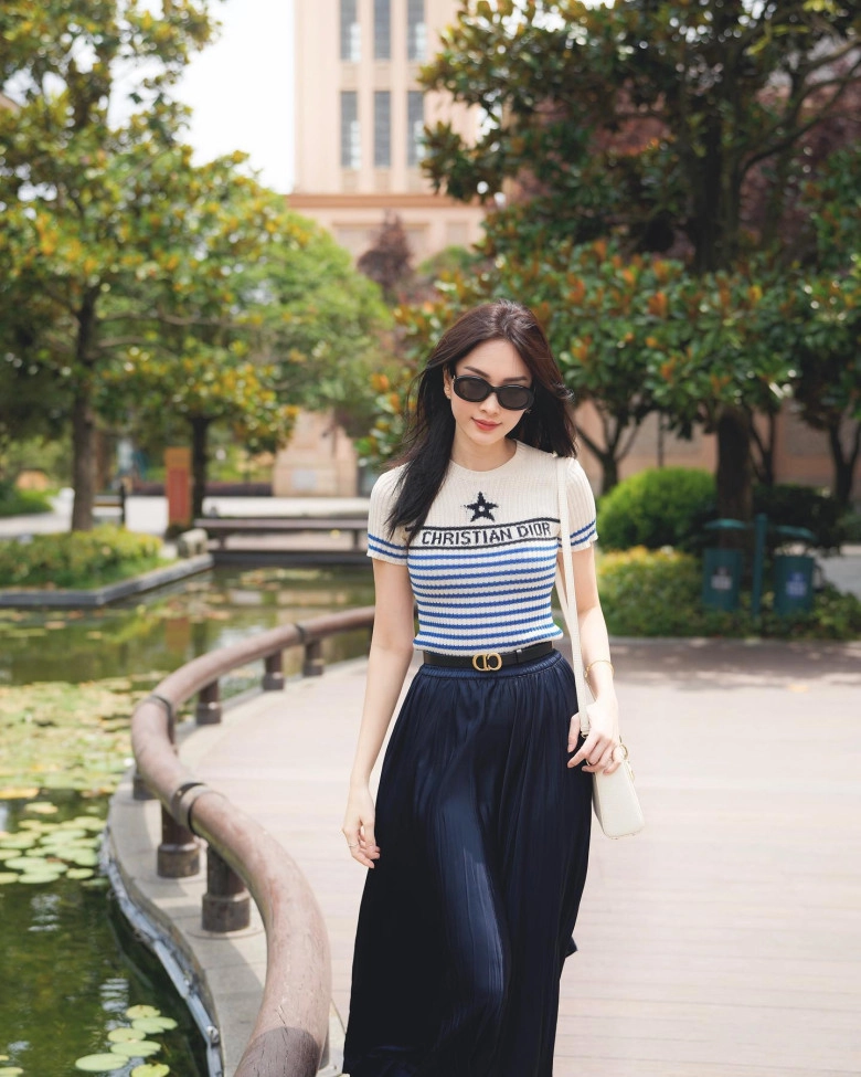Hoa hậu 3 con lọt top 100 gương mặt đẹp nhất thế giới diện đồ công sở giản dị mà sang có item chỉ vài trăm nghìn - 1