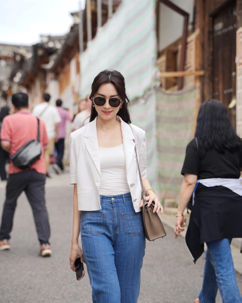 Hoa hậu 3 con lọt top 100 gương mặt đẹp nhất thế giới diện đồ công sở giản dị mà sang có item chỉ vài trăm nghìn - 2