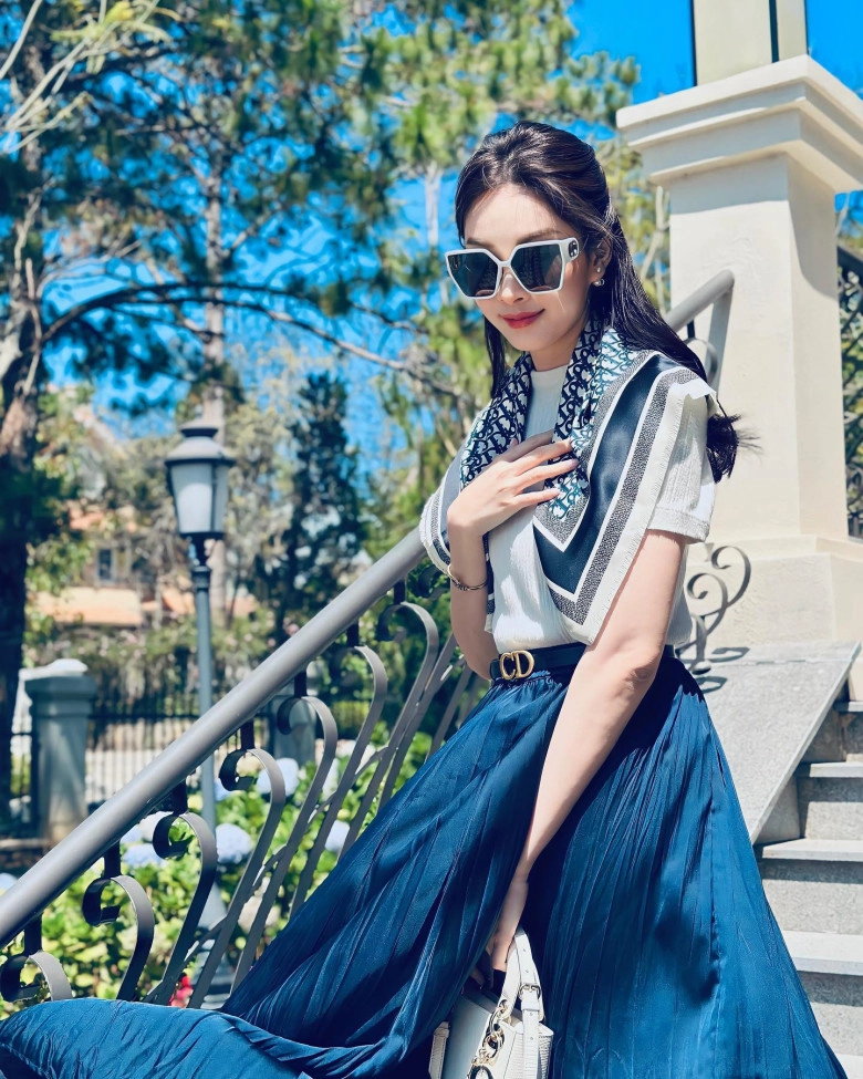 Hoa hậu 3 con lọt top 100 gương mặt đẹp nhất thế giới diện đồ công sở giản dị mà sang có item chỉ vài trăm nghìn - 4