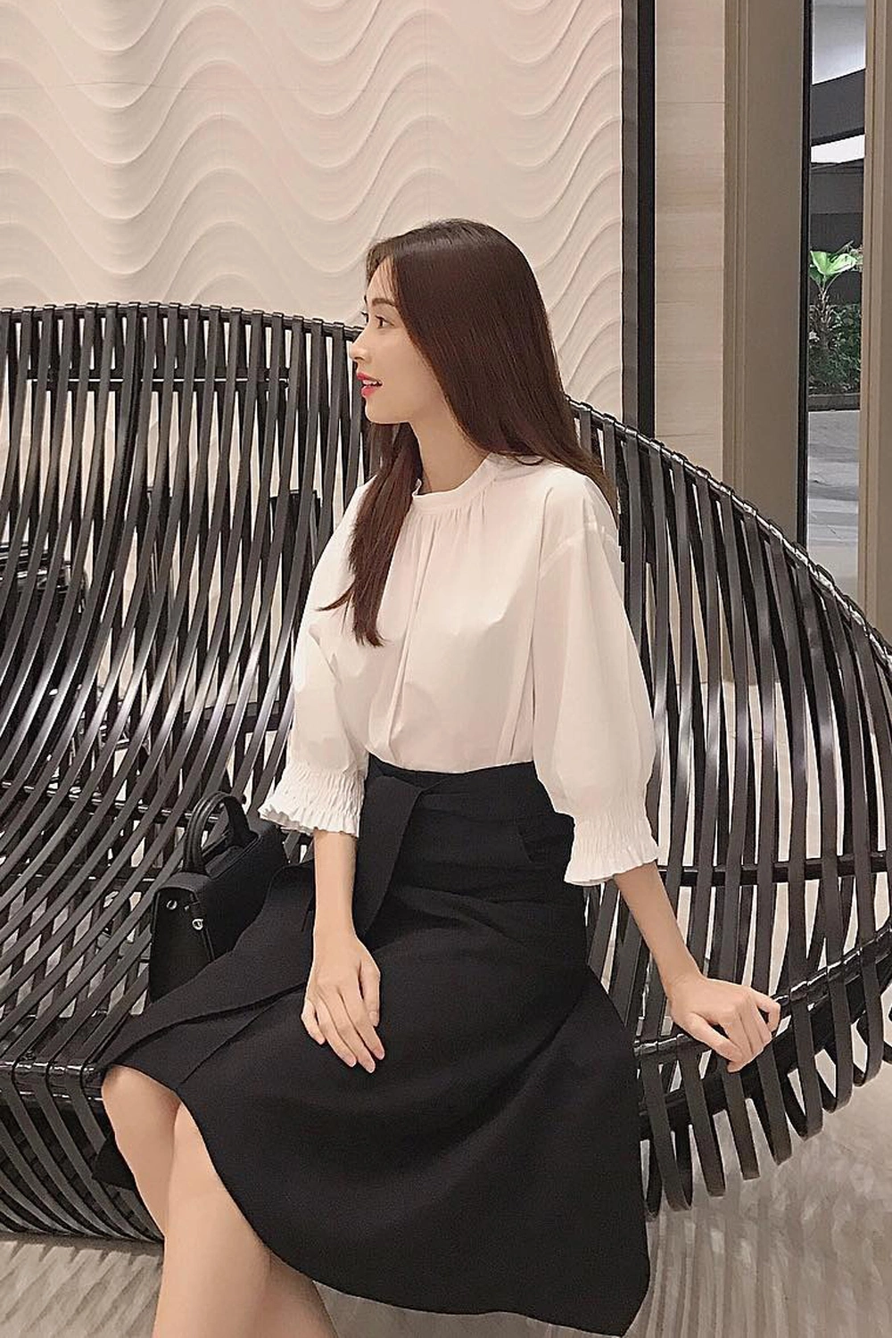 Hoa hậu 3 con lọt top 100 gương mặt đẹp nhất thế giới diện đồ công sở giản dị mà sang có item chỉ vài trăm nghìn - 7