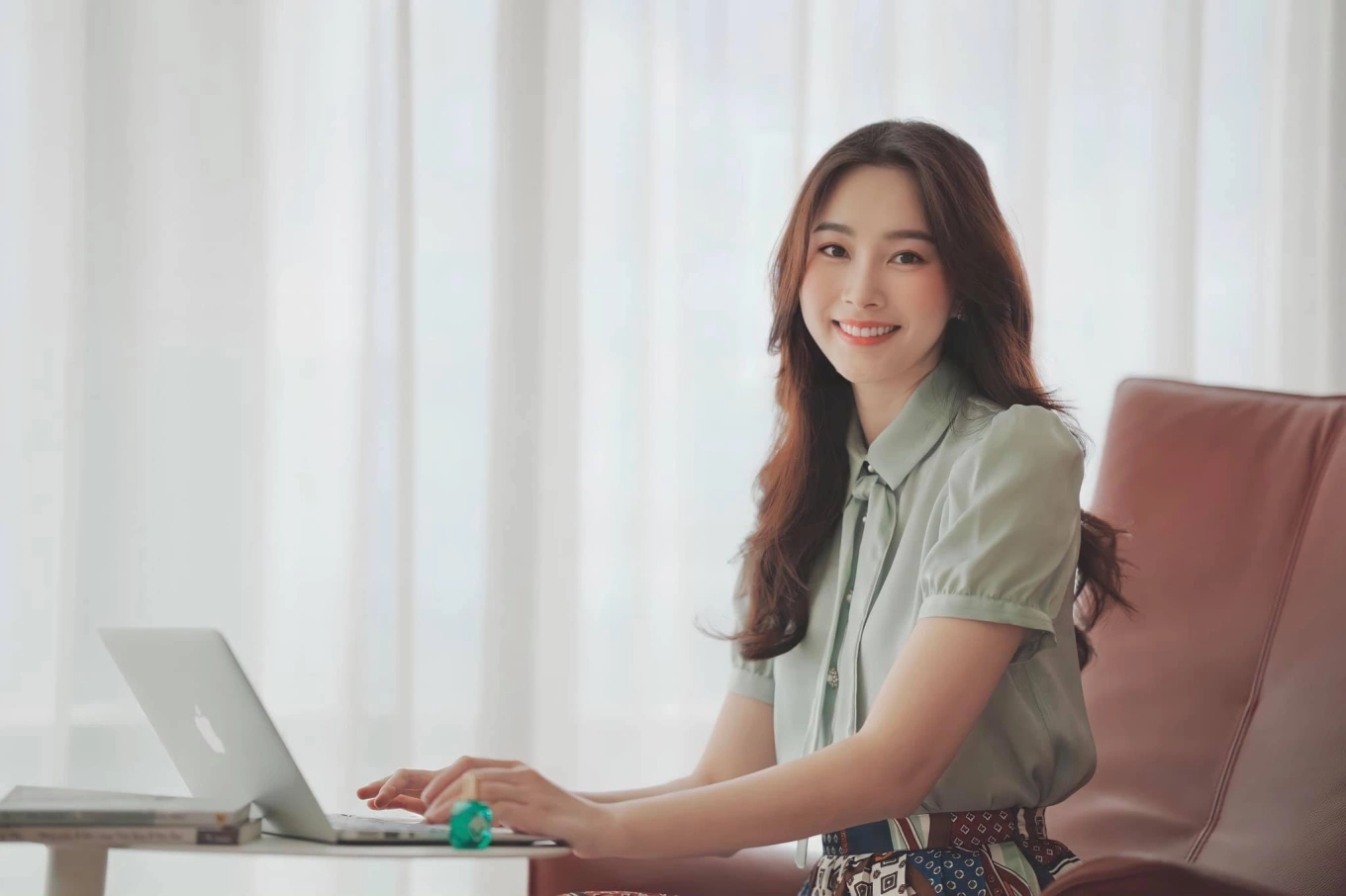 Hoa hậu 3 con lọt top 100 gương mặt đẹp nhất thế giới diện đồ công sở giản dị mà sang có item chỉ vài trăm nghìn - 10