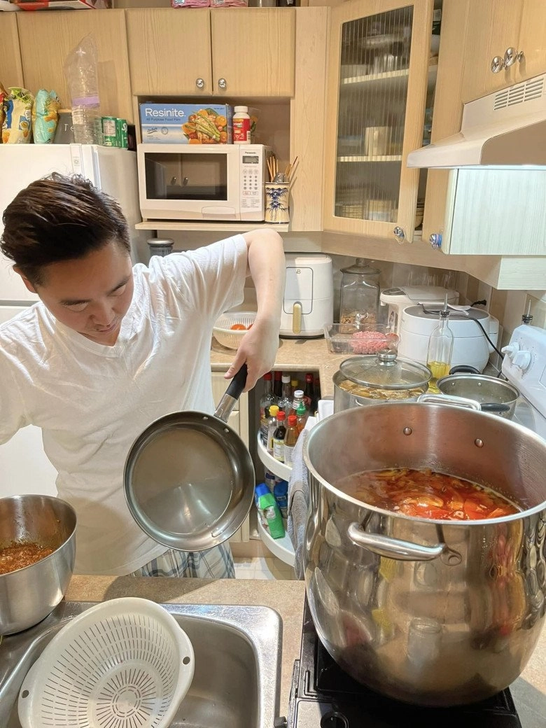 Hoa hậu diễm hương hiếm hoi nấu ăn khi chồng bị ốm con trai ốm bố dượng còn nấu bổ dưỡng hơn - 4