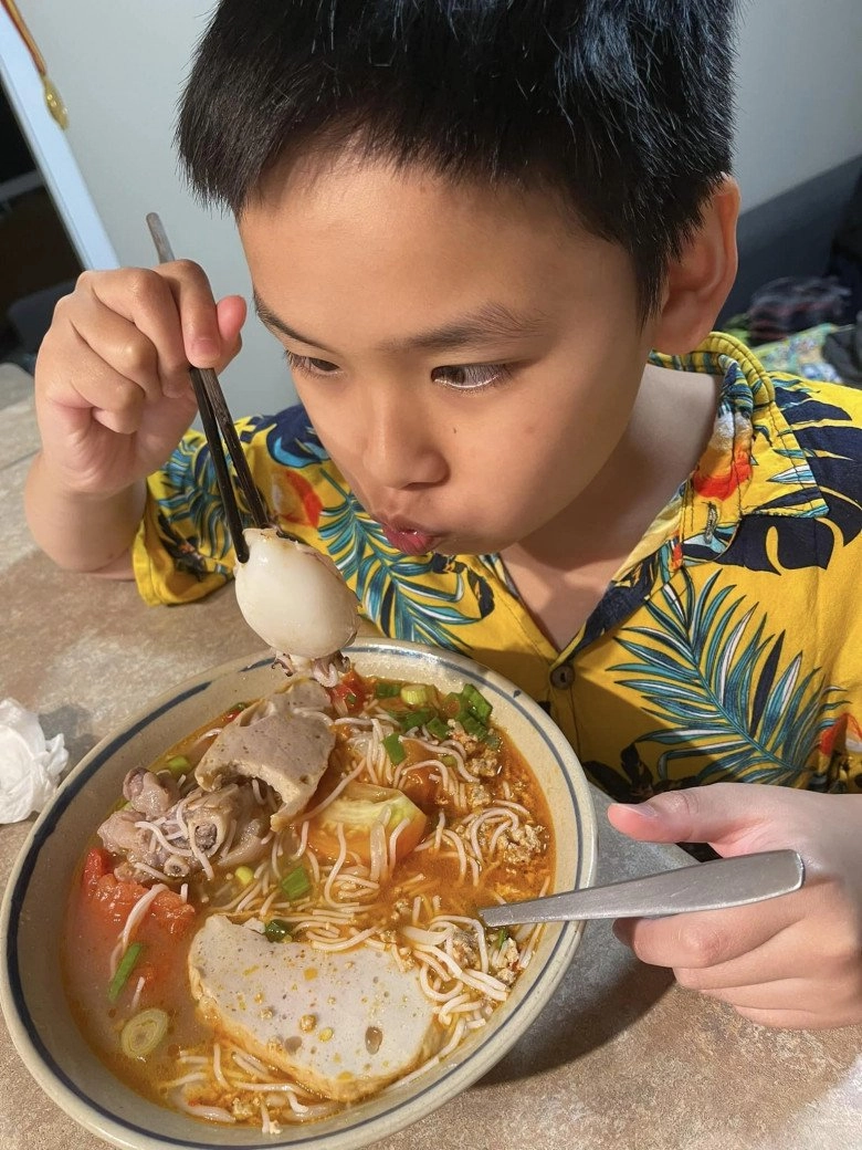 Hoa hậu diễm hương hiếm hoi nấu ăn khi chồng bị ốm con trai ốm bố dượng còn nấu bổ dưỡng hơn - 9