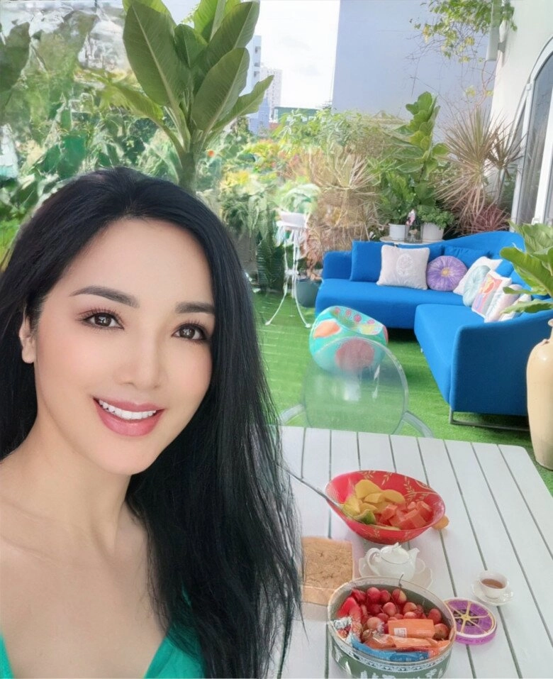 hoa hậu độc nhất vô nhị việt nam mát tay trồng quả ngọt trên sân thượng lâu đài trắng 1000m2 - 13