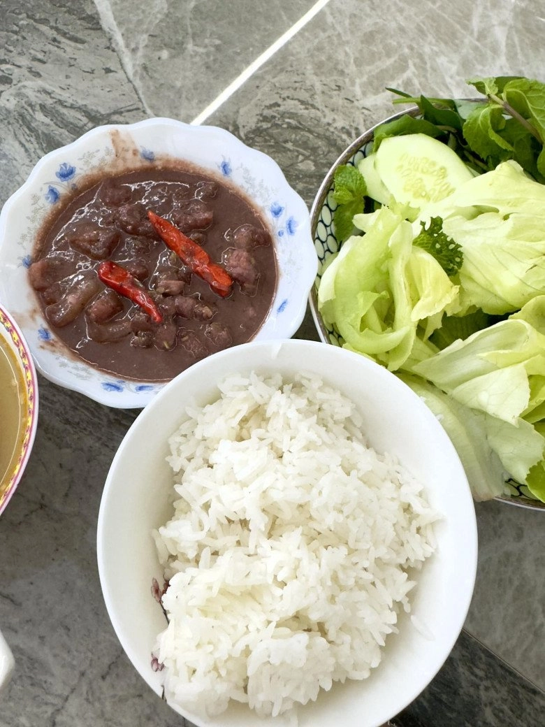 hoa hậu hài thu trang khoe bữa cơm dân dã ngày mưa khiến danh hài lê giang đòi ăn chung - 1
