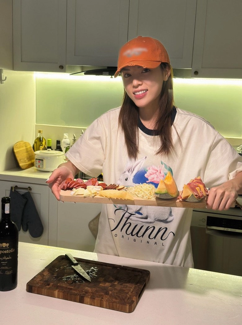 Hoa hậu kỳ duyên khoe bữa ăn chill gây tò mò với món thịt để trên dưa lưới - 6
