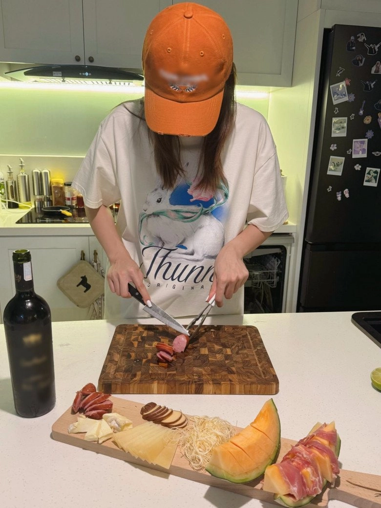 Hoa hậu kỳ duyên khoe bữa ăn chill gây tò mò với món thịt để trên dưa lưới - 7