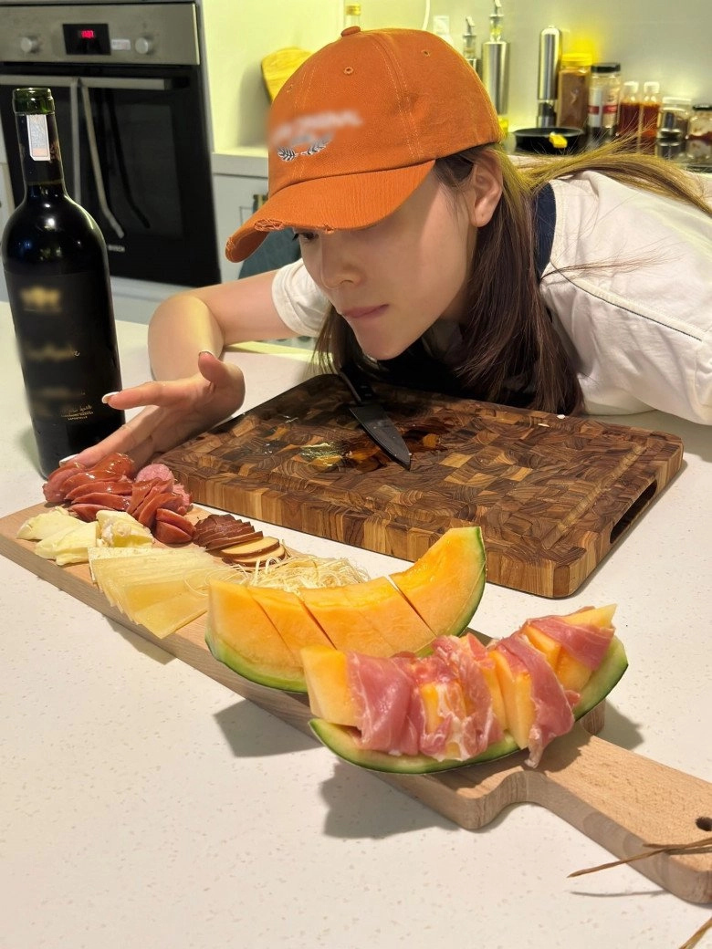 Hoa hậu kỳ duyên khoe bữa ăn chill gây tò mò với món thịt để trên dưa lưới - 8