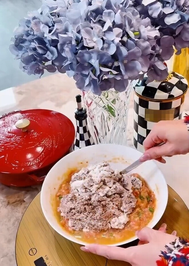 Hoa hậu lồng lộn lên đồ trăm triệu vào bếp nấu nồi bún riêu 1 triệu bị bình luận tội gì phải khổ - 4
