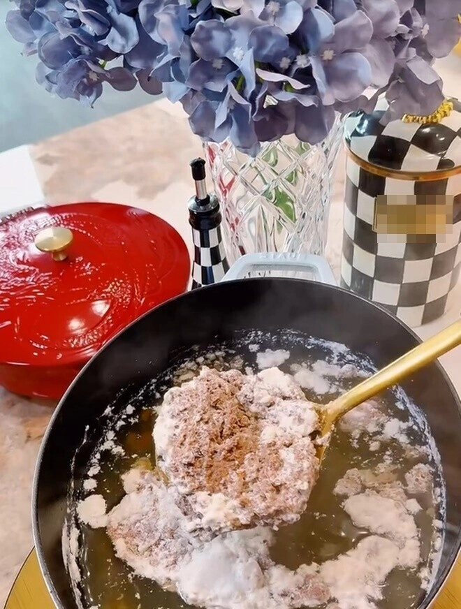 Hoa hậu lồng lộn lên đồ trăm triệu vào bếp nấu nồi bún riêu 1 triệu bị bình luận tội gì phải khổ - 5
