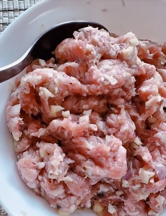 Hoa hậu lồng lộn lên đồ trăm triệu vào bếp nấu nồi bún riêu 1 triệu bị bình luận tội gì phải khổ - 11