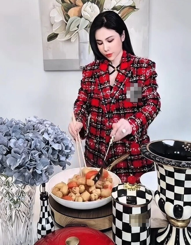 Hoa hậu lồng lộn lên đồ trăm triệu vào bếp nấu nồi bún riêu 1 triệu bị bình luận tội gì phải khổ - 12