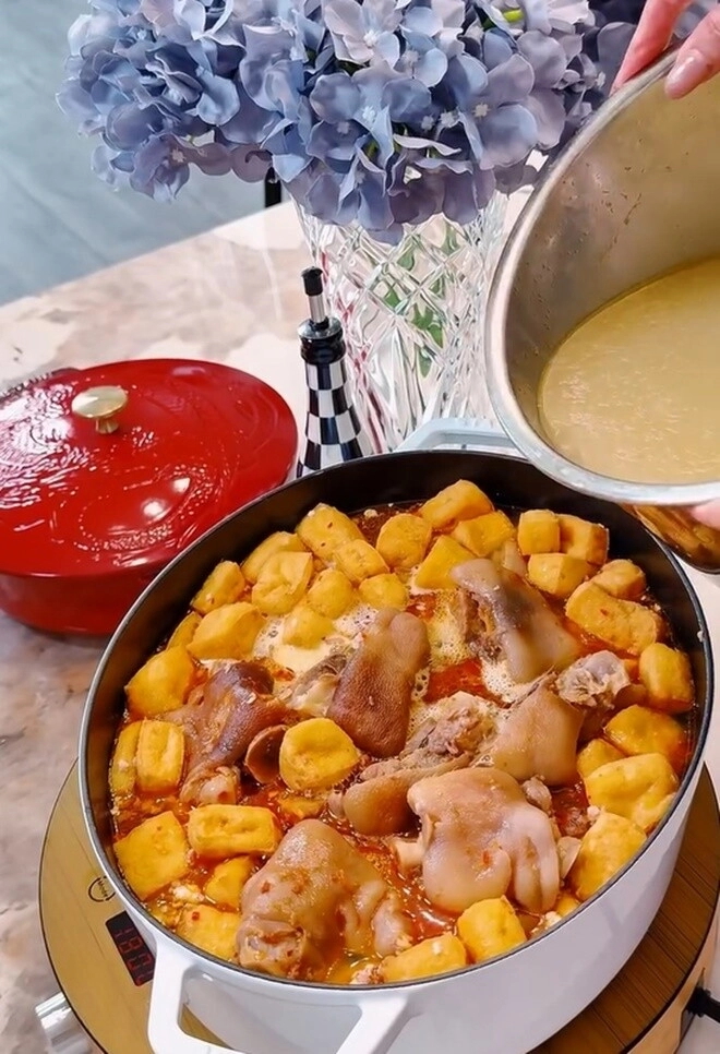 Hoa hậu lồng lộn lên đồ trăm triệu vào bếp nấu nồi bún riêu 1 triệu bị bình luận tội gì phải khổ - 14
