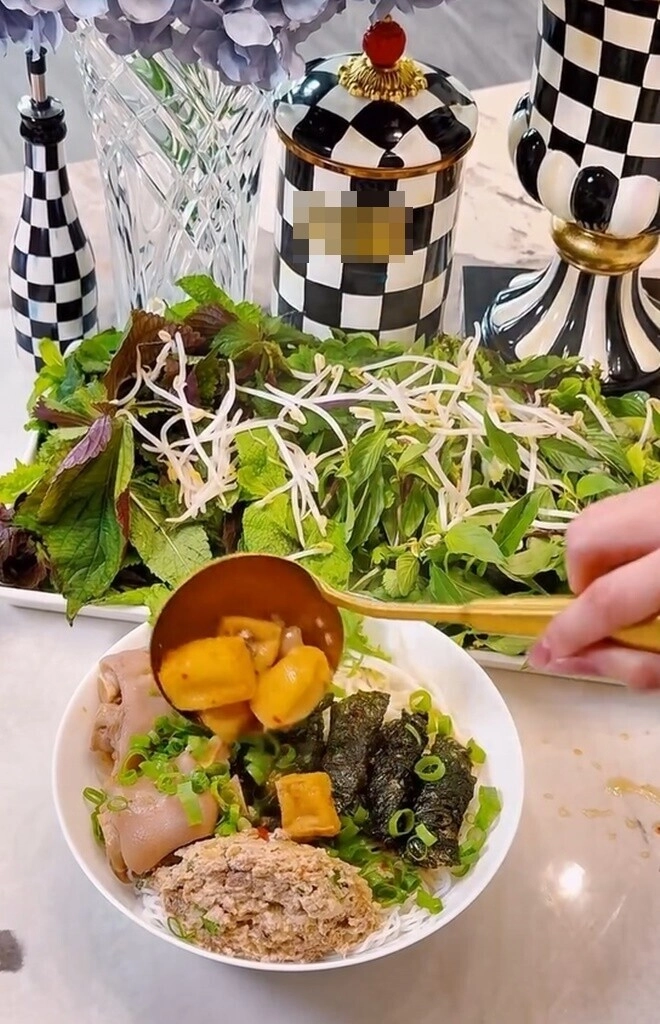 Hoa hậu lồng lộn lên đồ trăm triệu vào bếp nấu nồi bún riêu 1 triệu bị bình luận tội gì phải khổ - 16