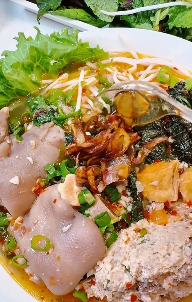 Hoa hậu lồng lộn lên đồ trăm triệu vào bếp nấu nồi bún riêu 1 triệu bị bình luận tội gì phải khổ - 17